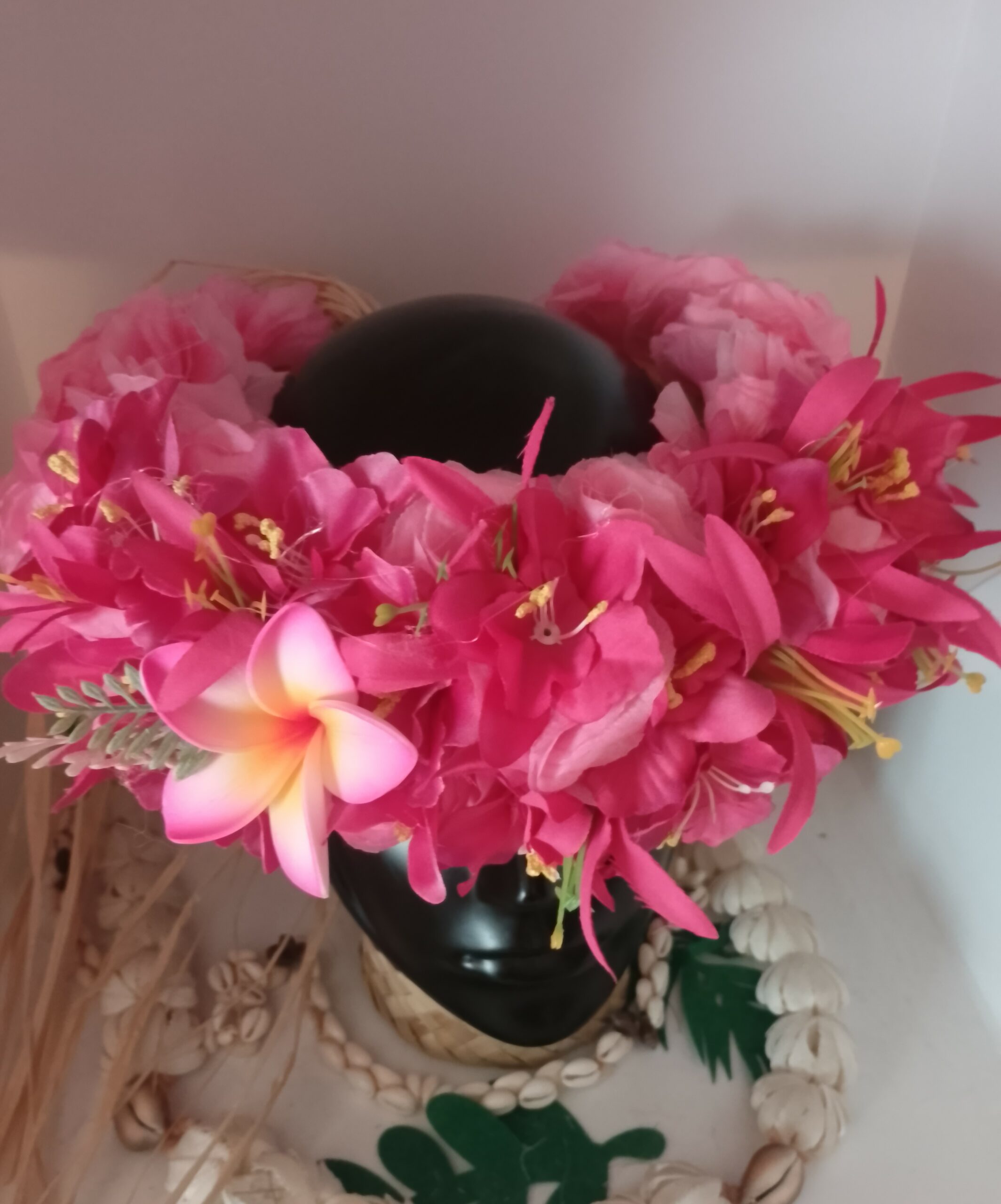couronne de tête rose bouquet de lys élancés et orchidées fuchsias avec frangipanier by Vaite.e.Tiare créations
