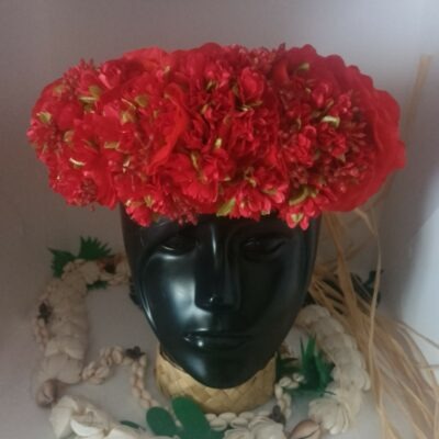Couronne de fleur rouge avec floraison de mini roses rouges