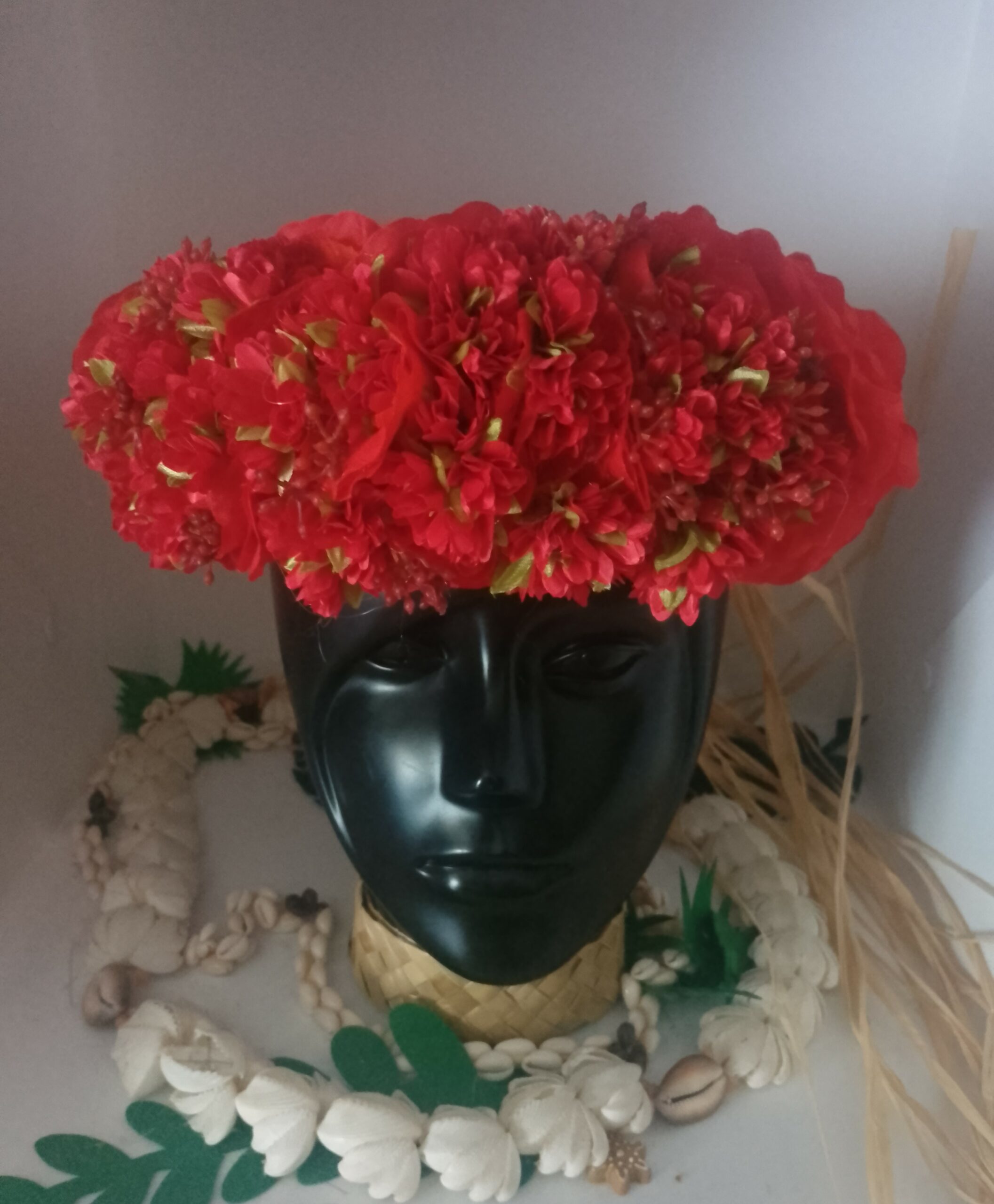 Couronne de tête rouge avec floraison de minis roses rouges by Vaite.e.Tiare créations