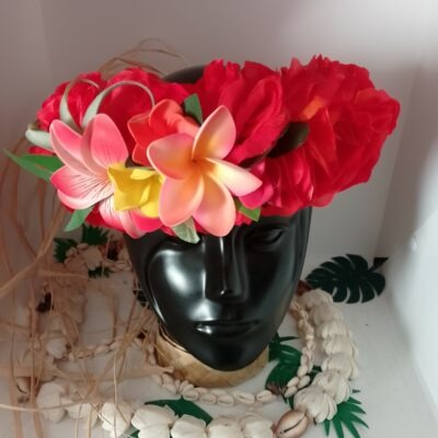 Couronne de fleurs rouge avec mélange de tipanie