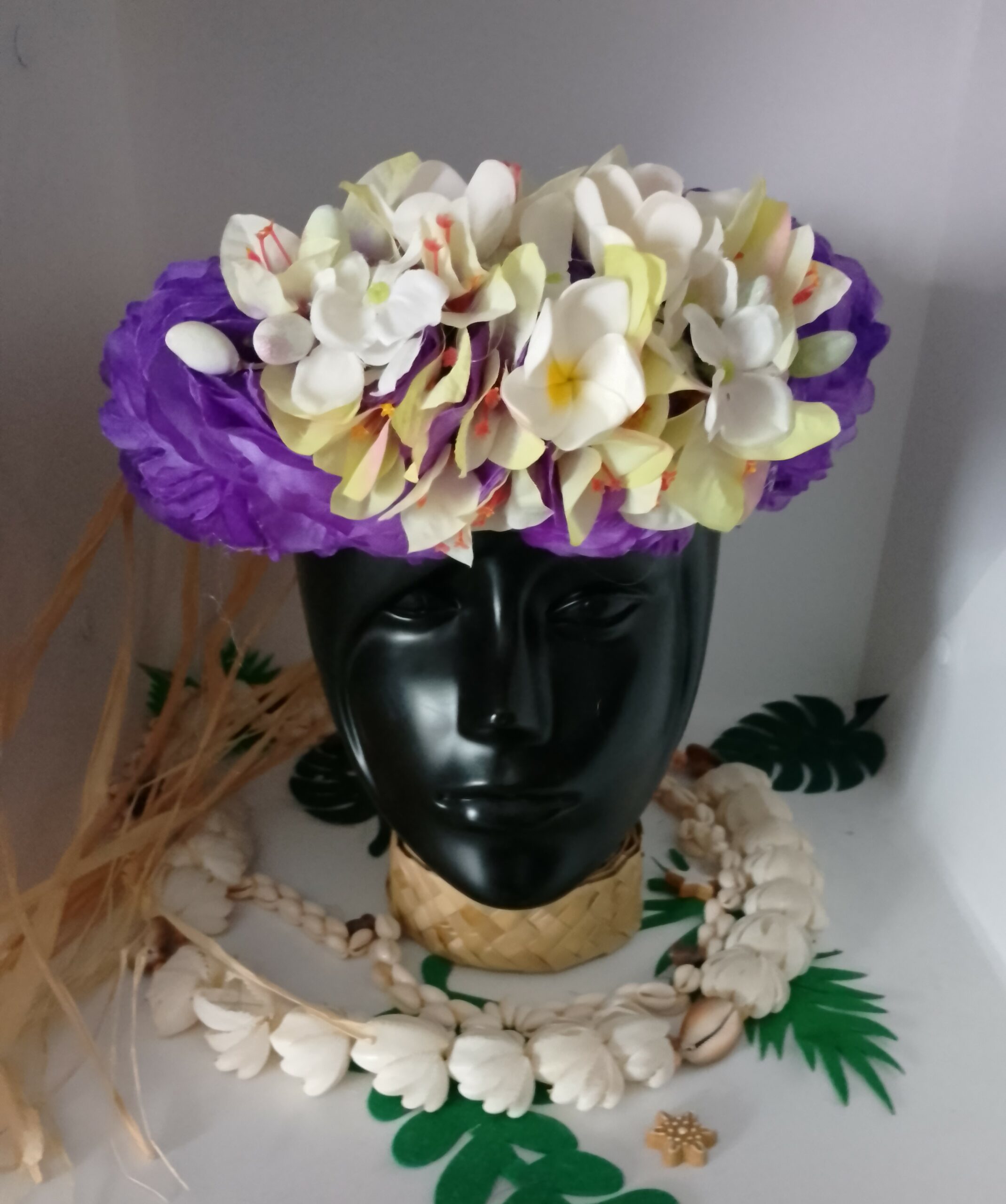 couronne florale de tête violette bougainvilliers verts frangipaniers blancs by Vaite e.Tiare créations
