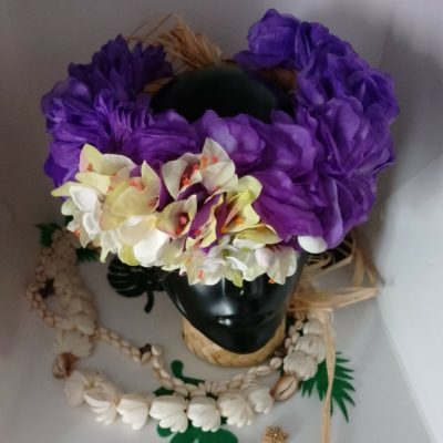 Couronne de fleur violette bougainvilliers verts et mini tipanie blanc