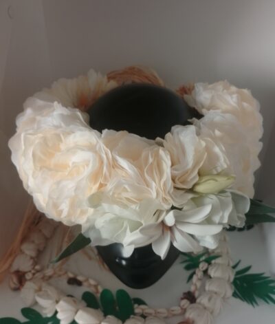 couronne blanche avec une grande tiare tahiti et fleurs de cotonniers by Vaite.e.Tiare créations