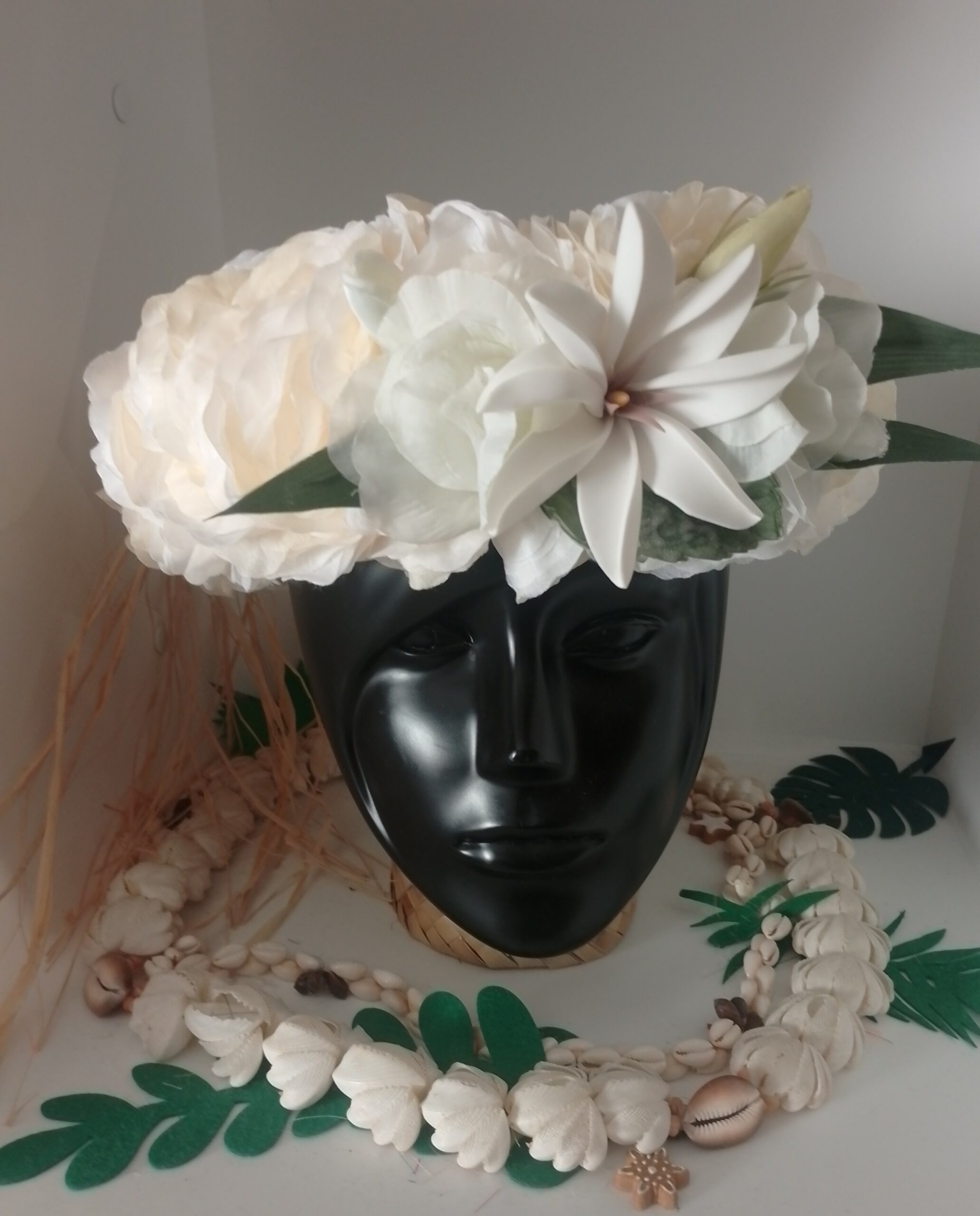 couronne blanche avec une grande tiare tahiti et fleurs de cotonniers by Vaite.e.Tiare créations