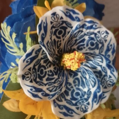 Couronne de fleur bleue océan avec hibiscus tatoué et mini lys jaunes