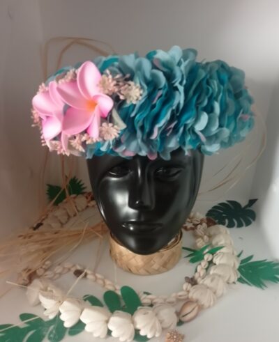 couronne de fleurs bleue avec trois tipaniers rose pâles by Vaite.e;Tiare créations