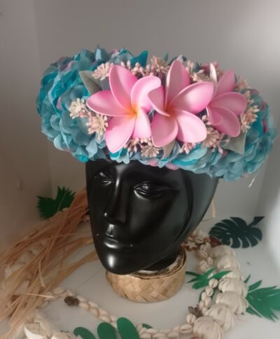 couronne florale de tête bleue avec trois tipaniers rose pâles by Vaite.e;Tiare créations