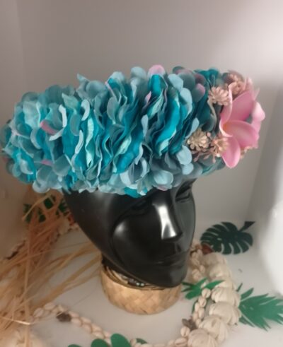 couronne bleue de fleurs de Tahiti avec trois tipaniers rose pâles by Vaite.e;Tiare créations