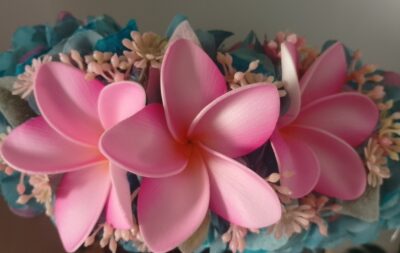 couronne bleue avec fleurs tahitiennes avec trois tipaniers rose pâles by Vaite.e;Tiare créations