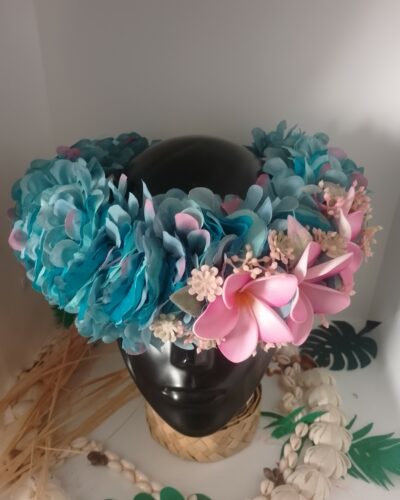 couronne de tête bleue fleurie avec trois tipaniers rose pâles by Vaite.e;Tiare créations