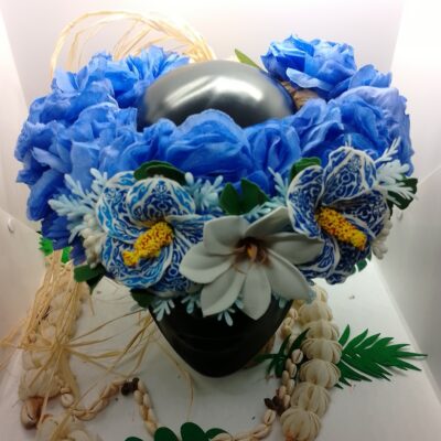 Couronne de fleur bleue deux hibiscus tatoués et une grande tiare