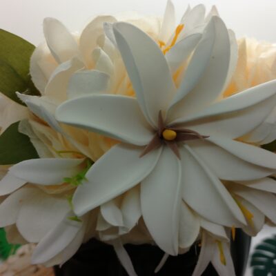 couronne de fleur blanche mariée grande tiare  lys élancés et clématites
