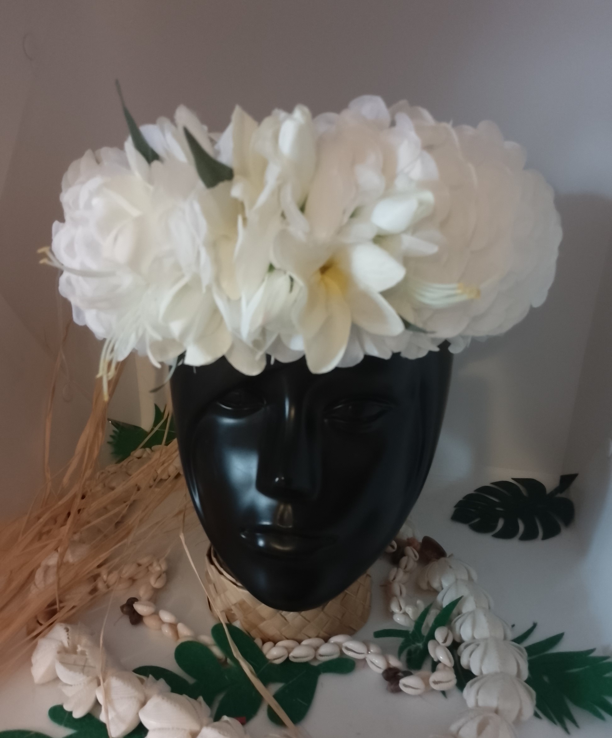 couronne de tête fleurs tahiti permanentes mariée blanche tipaniers lys élancés boutons blancs by Vaite.e.Tiare créations