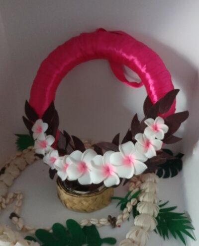 couronne décorative de porte esprit de Noel base fuchsia avec tipaniers blancs cœur roses by Vaite.e.Tiare créations