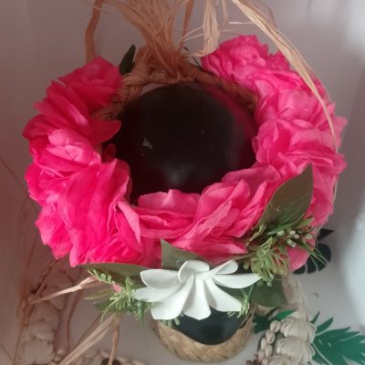 couronne de fleur fuchsia grande tiare tahiti dans feuillages