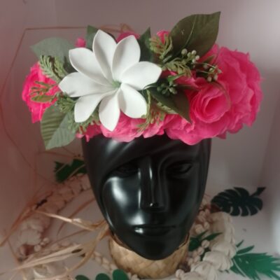 couronne de fleur fuchsia grande tiare tahiti dans feuillages