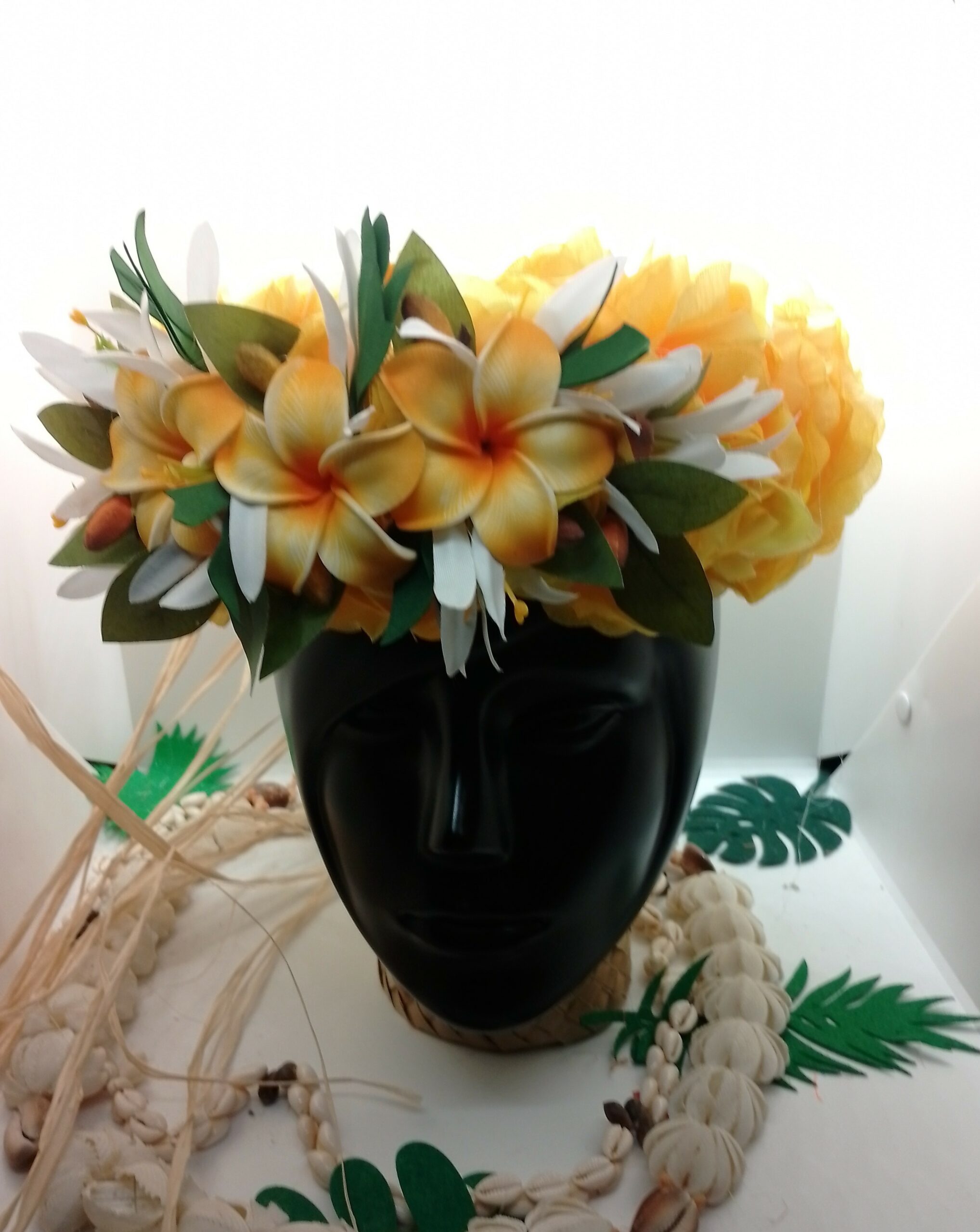 couronne florale de tête jaune trois tipaniers entourés de lys élancés blancs by Vaite.e.Tiare créations