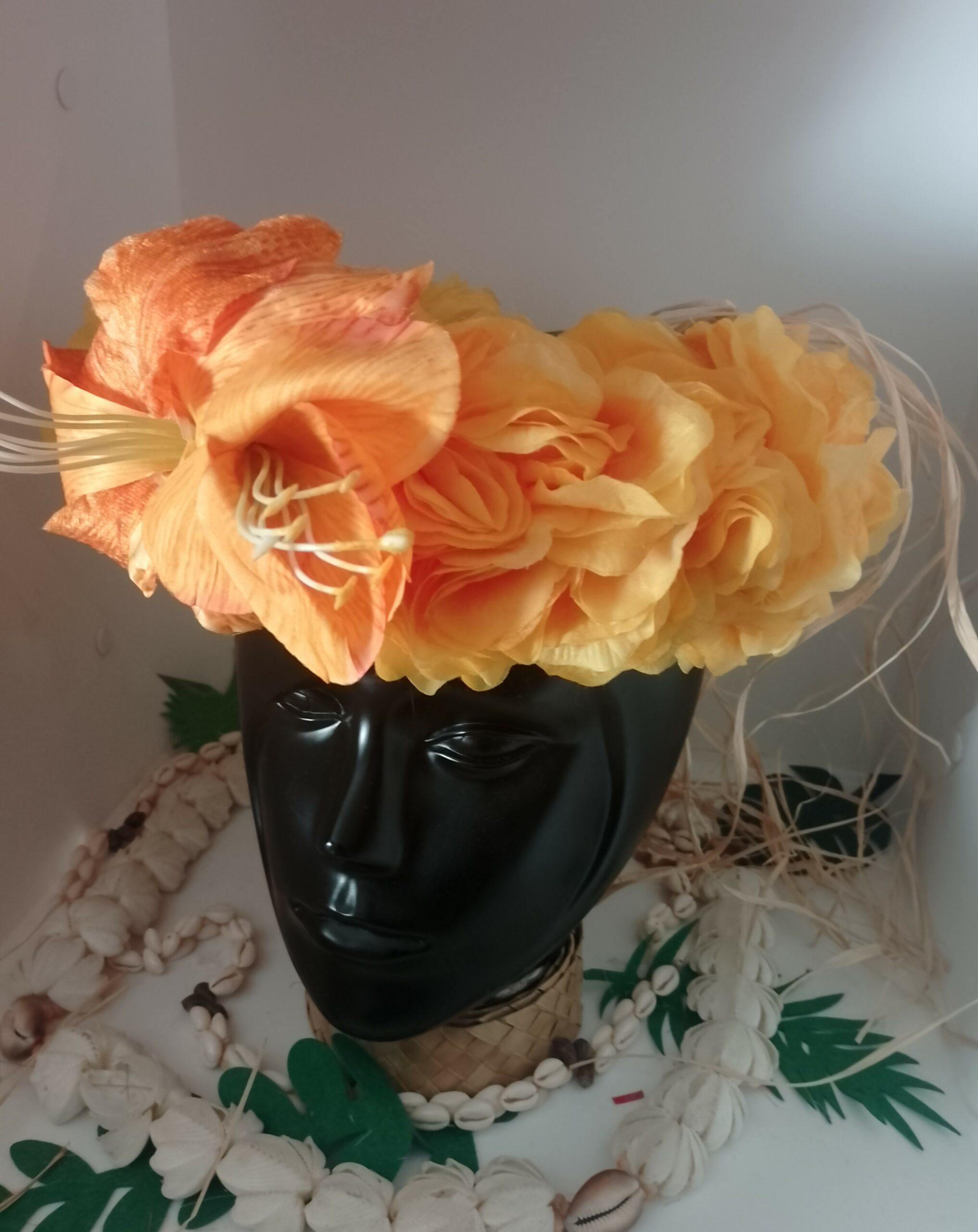 couronne orangée avec grande amaryllis en nuances oranges by Vaite.e.Tiare créations