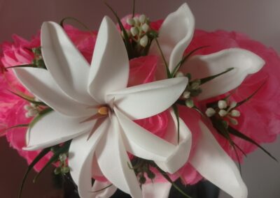 couronne de fleurs tahiti rose avec grande tiare tahiti et pétales de tiare apetahi by Vaite.e.Tiare créations