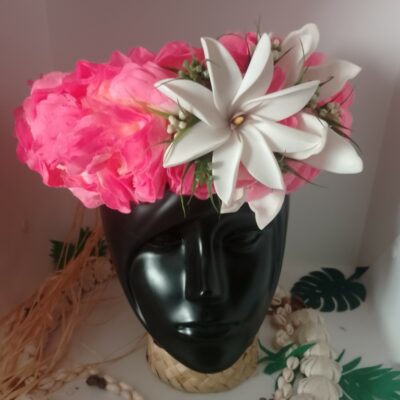 couronne de fleur rose avec grande tiare tahiti et pétales de tiare apetahi