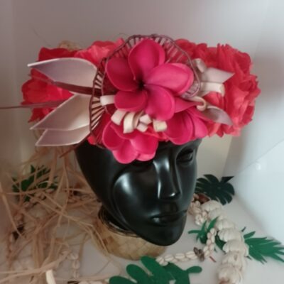 Couronne de fleur rouge avec trois tipanie au toucher réaliste