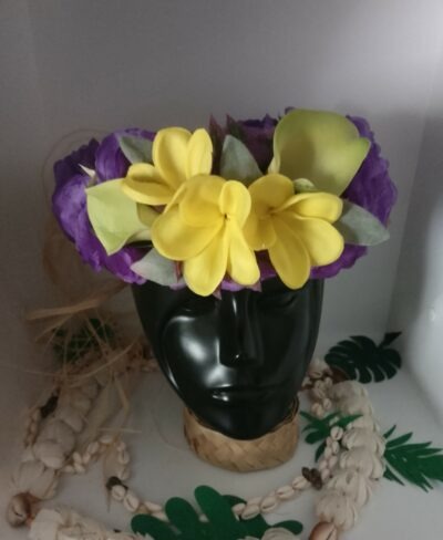 Couronne fleurs cheveux violette avec arum et tipaniers jaunes au toucher réaliste by Vaite.e.Tiare créations