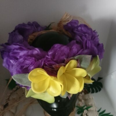 Couronne de fleur violette arums et tipanie jaune au toucher réaliste