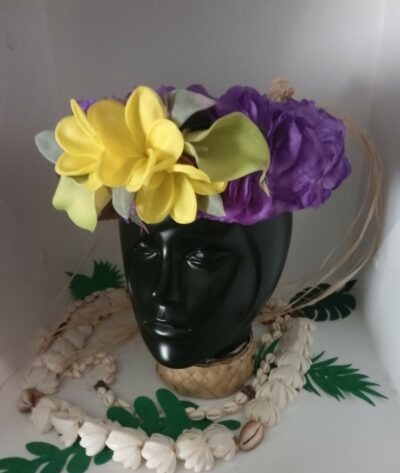 Couronne de tête violette avec arum et tipaniers jaunes au toucher réaliste by Vaite.e.Tiare créations