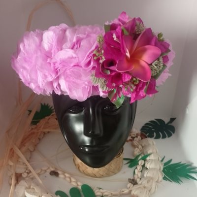 Couronne de fleur mauve tipanie violet sur bouquet de  bougainvilliers