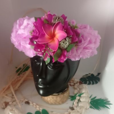 Couronne de fleur mauve tipanie violet sur bouquet de  bougainvilliers