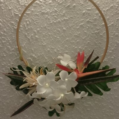 Suspension florale avec tipanie blancs et oiseau du paradis 