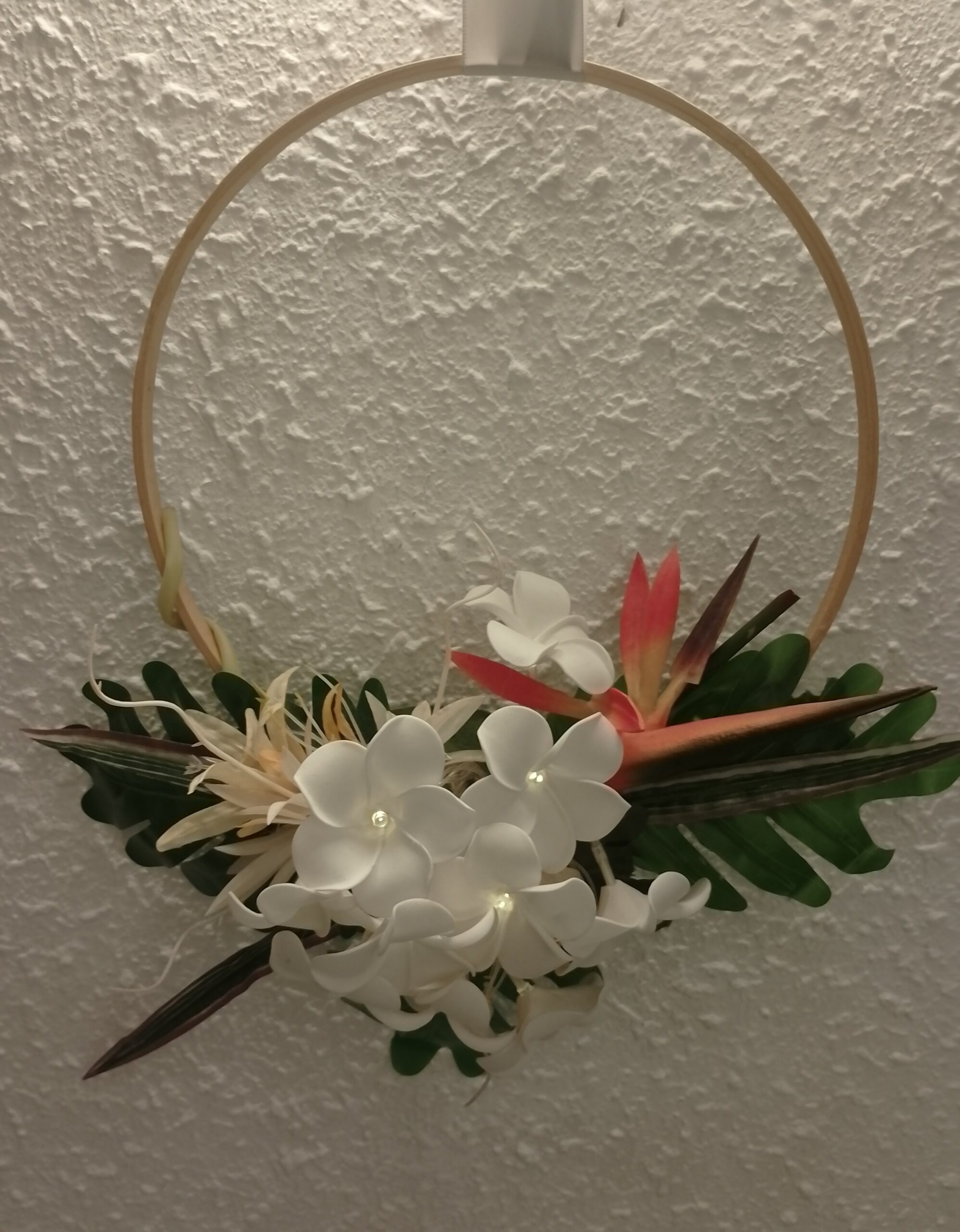 suspension florale avec tipanier blanc et oiseau du paradis by Vaite.e.Taire créations