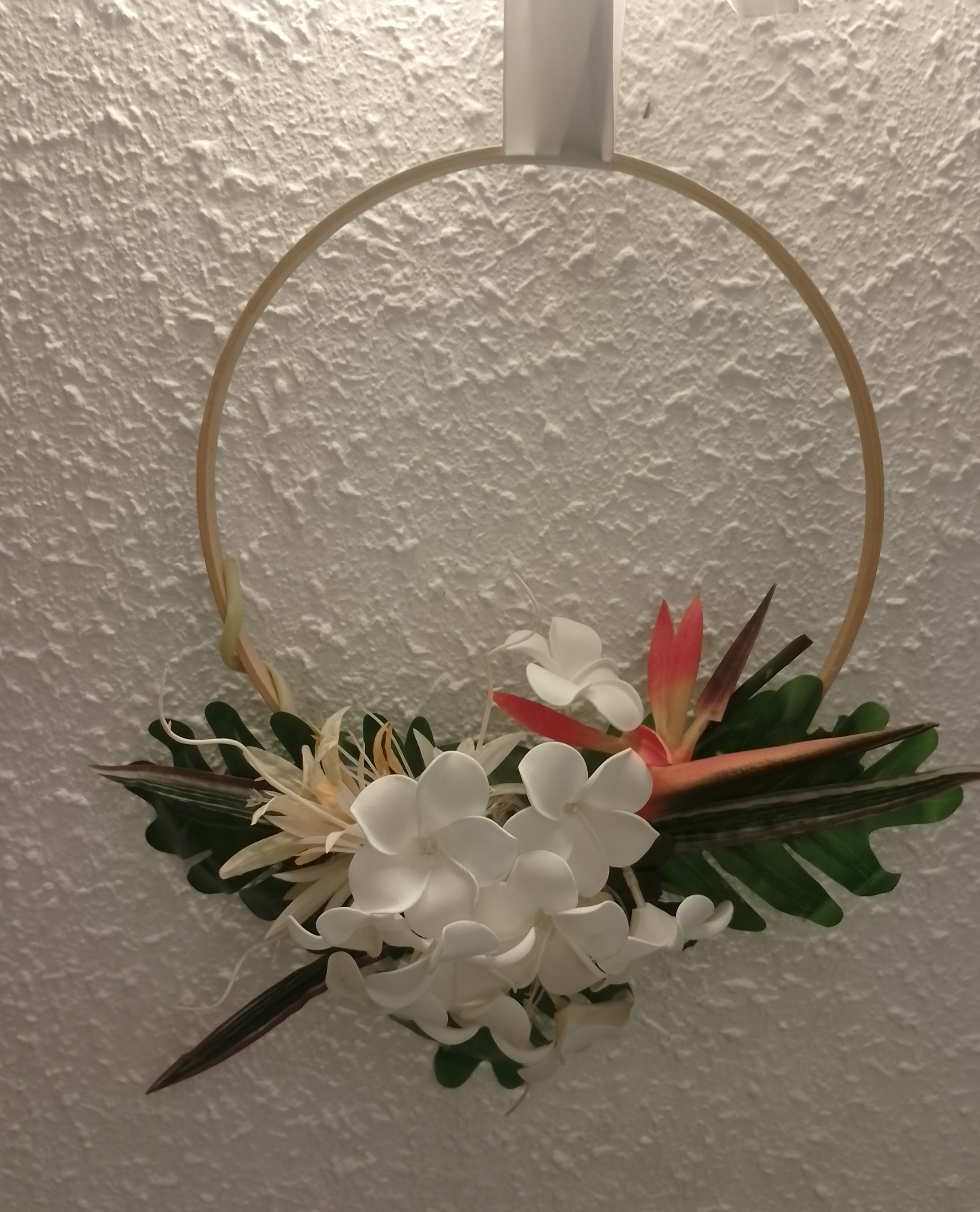 Suspension florale avec tipanie blancs et oiseau du paradis 