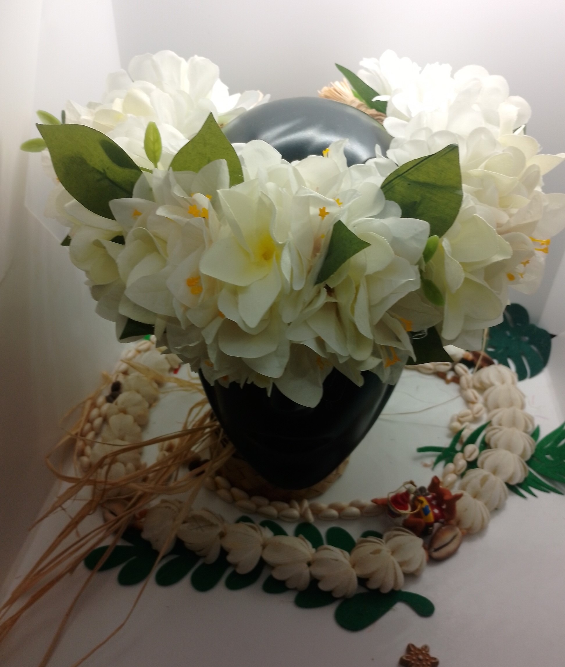 couronne florale blanche avec tipaniers blancs cœur jaunes et brins de bougainvilliers pistils jaunes by Vaite.e.Tiare créations