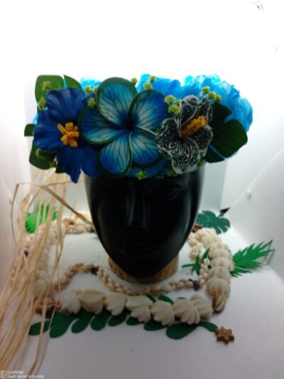 couronne bleue avec maxi tipanier et d'un hibiscus bleu et d'un hibiscus tatoué by Vaite.e.Tiare créations