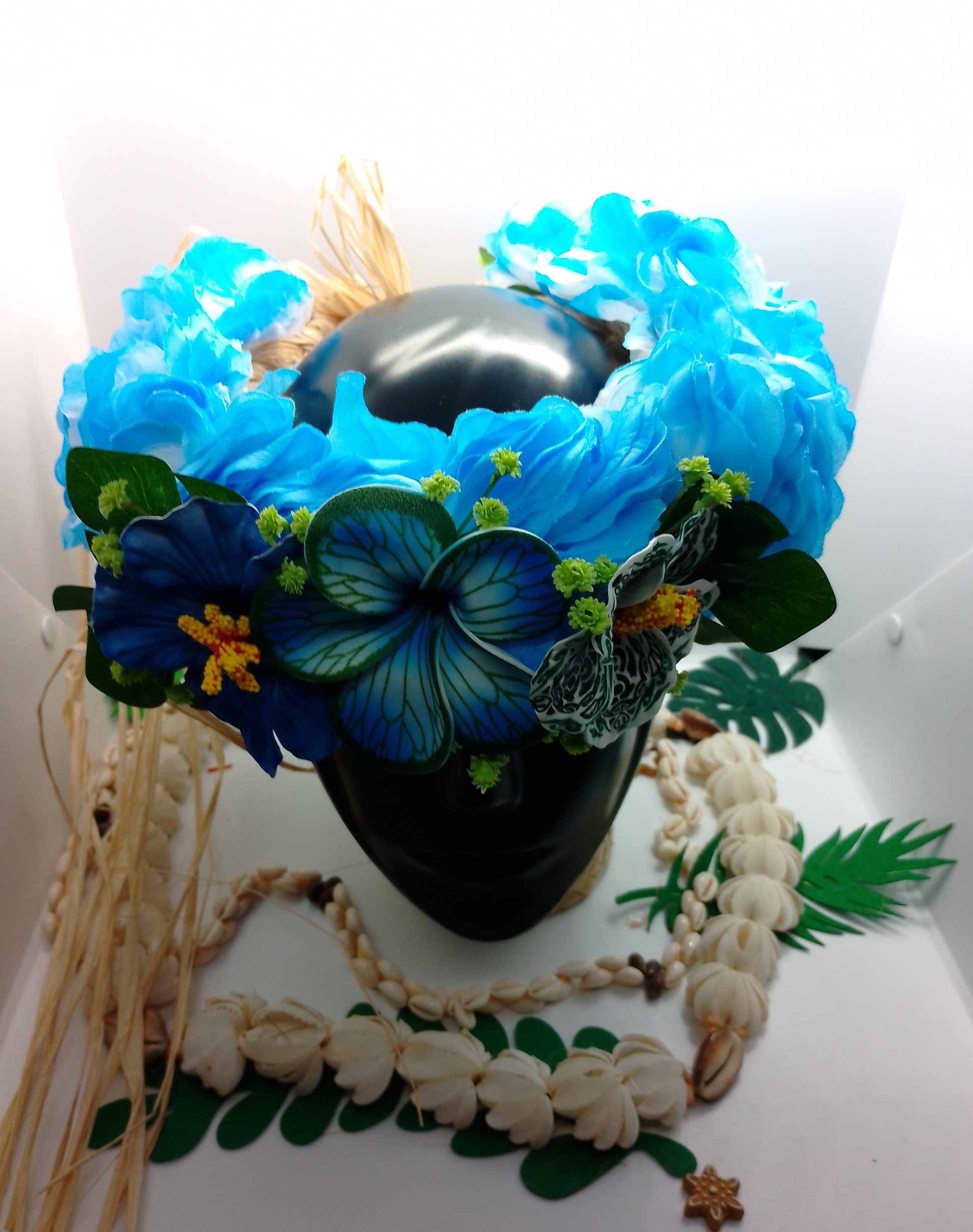 couronne bleue avec maxi tipanier et d'un hibiscus bleu et d'un hibiscus tatoué by Vaite.e.Tiare créations