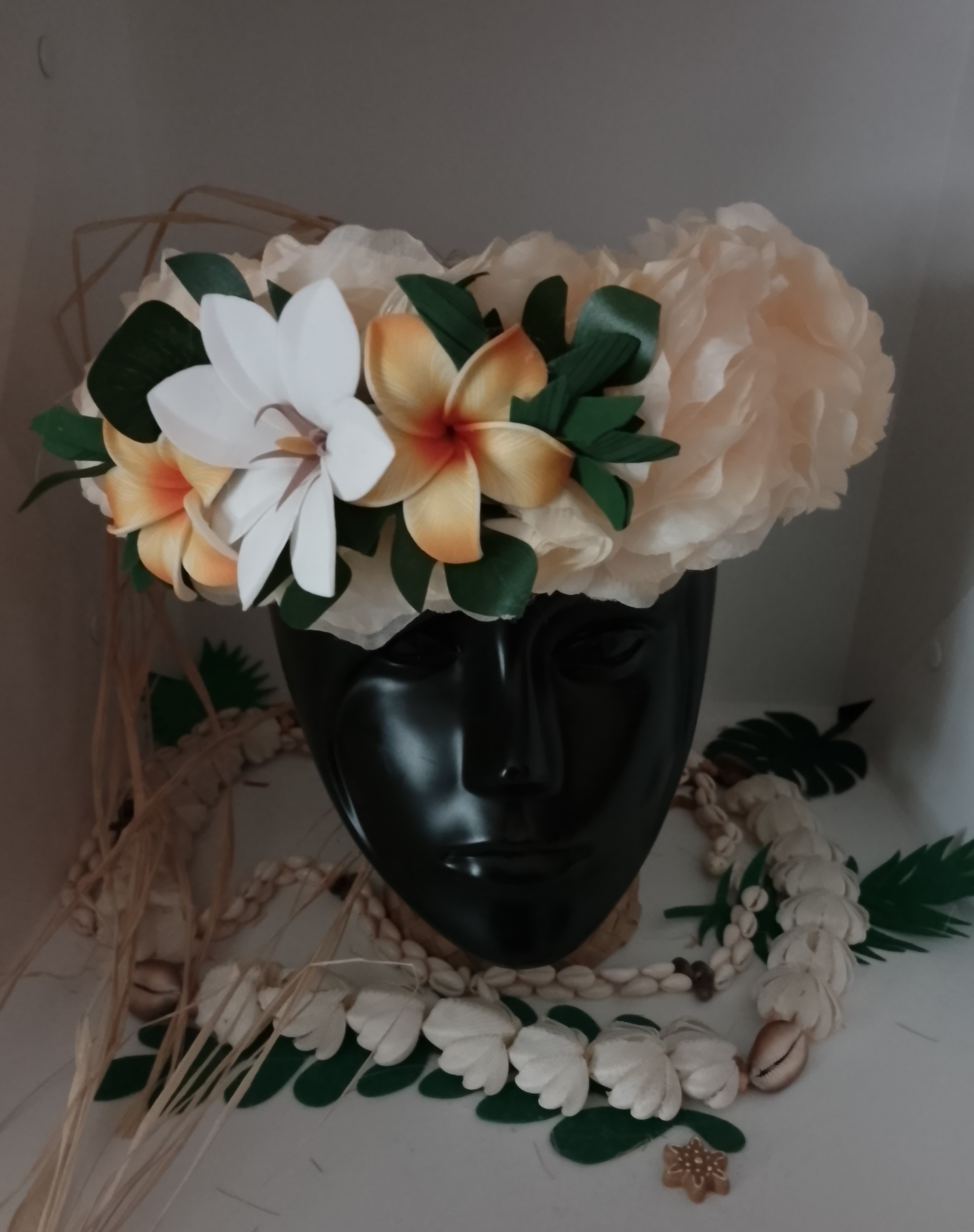 couronne florale de tête champagne avec grande tiare tahiti et deux tipaniers orangés dans leurs feuillages by Vaite.e.Tiare créations