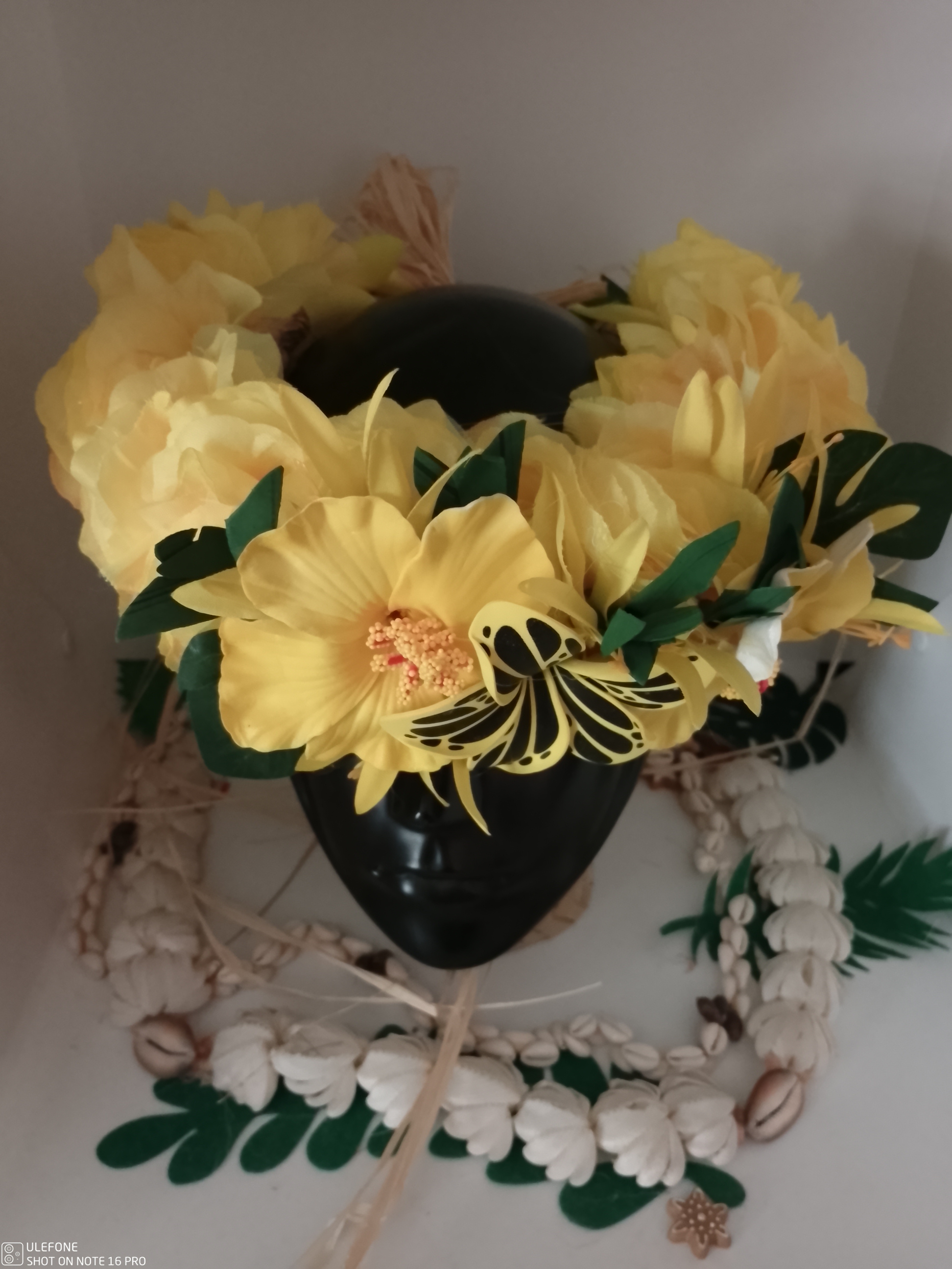 Couronne de fleur jaune deux hibiscus et tipanie tatoué