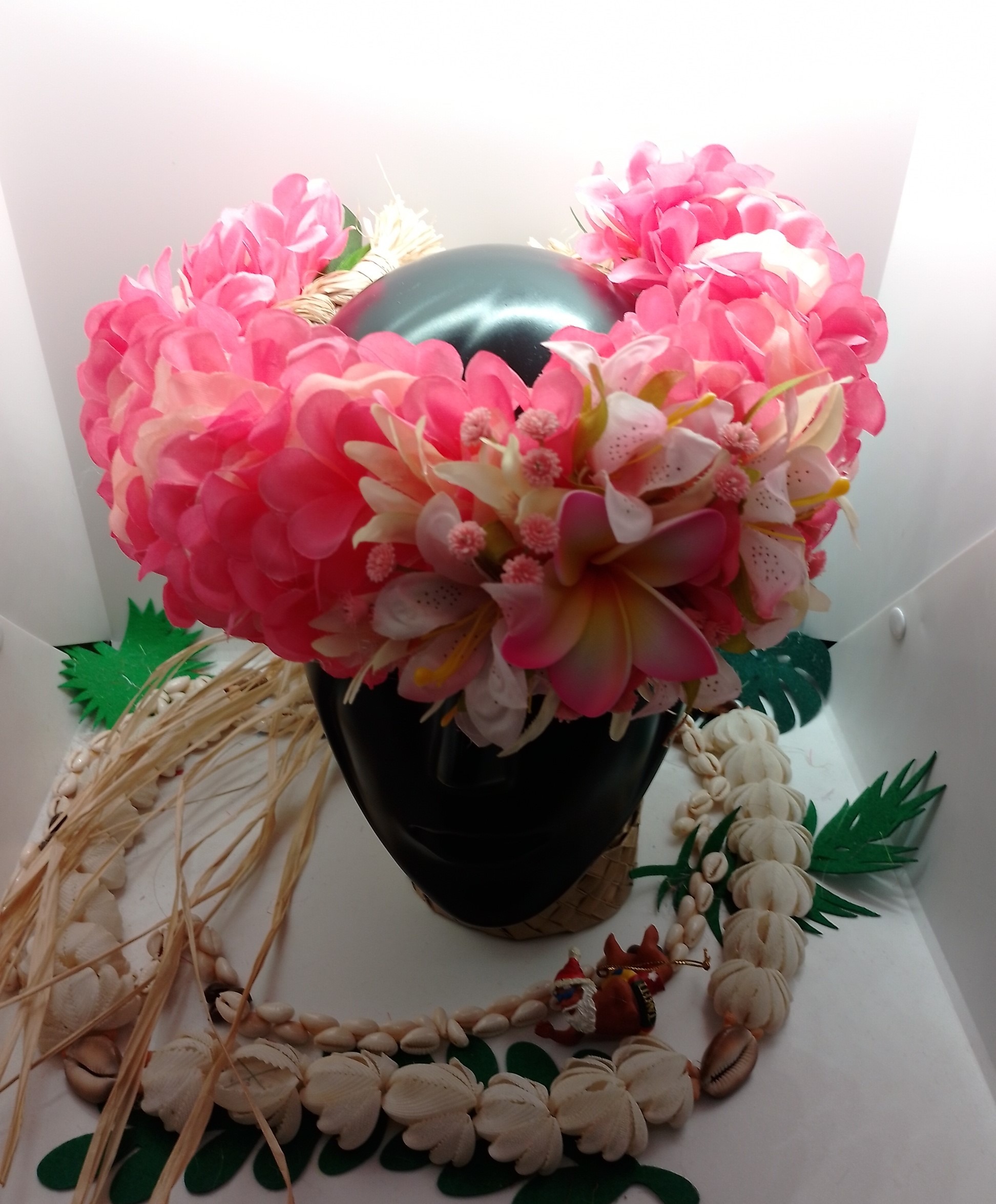 couronne florale avec fleurs de Tahiti rose avec bouquet de mini lys roses et lys élancés vanille avec tipanier vanille fraise by Vaite.e.Tiare créations