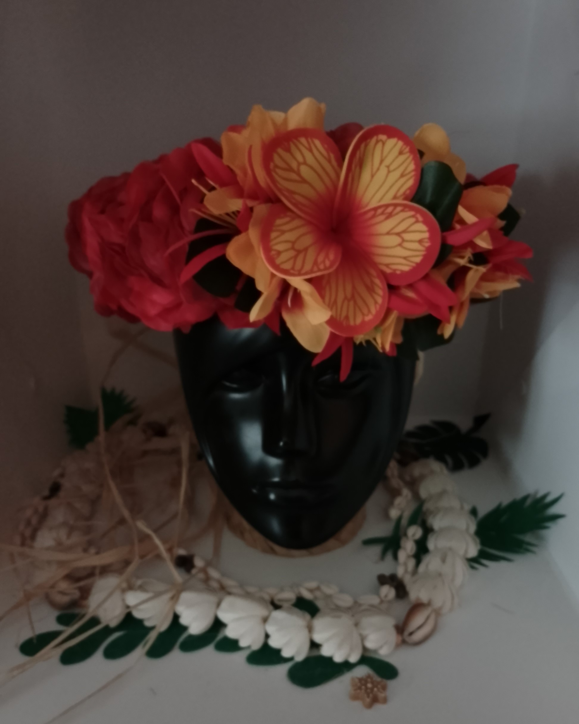 couronne de tête avec fleurs tahitiennes rouge avec lys moyens rouges et lys élancés orangés by Vaite.e.Tiare créations