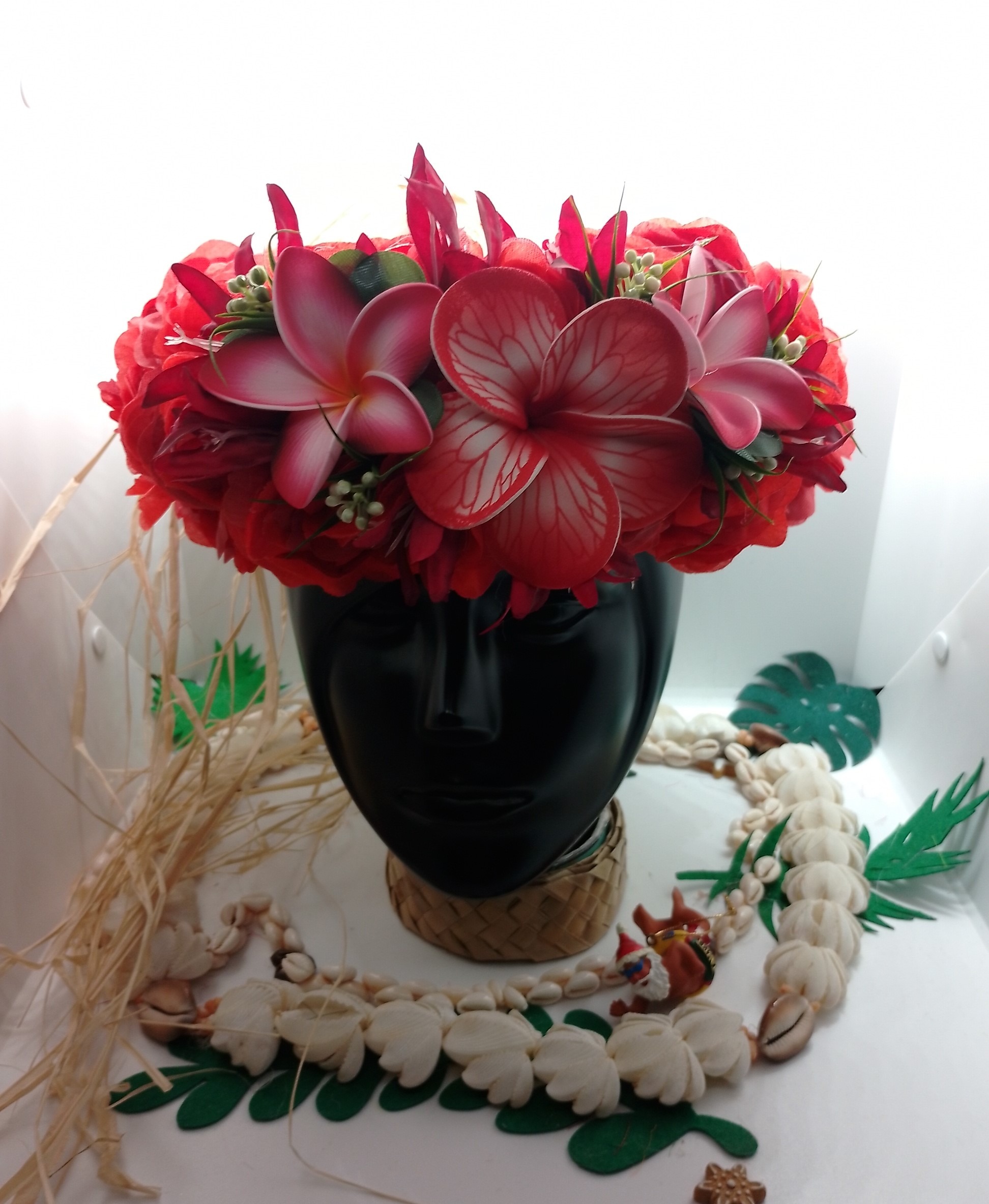 couronne rouge florale de tête maxi tipanier entouré de deux tipaniers avec lys élancés rouges by Vaite.e.Tiare créations