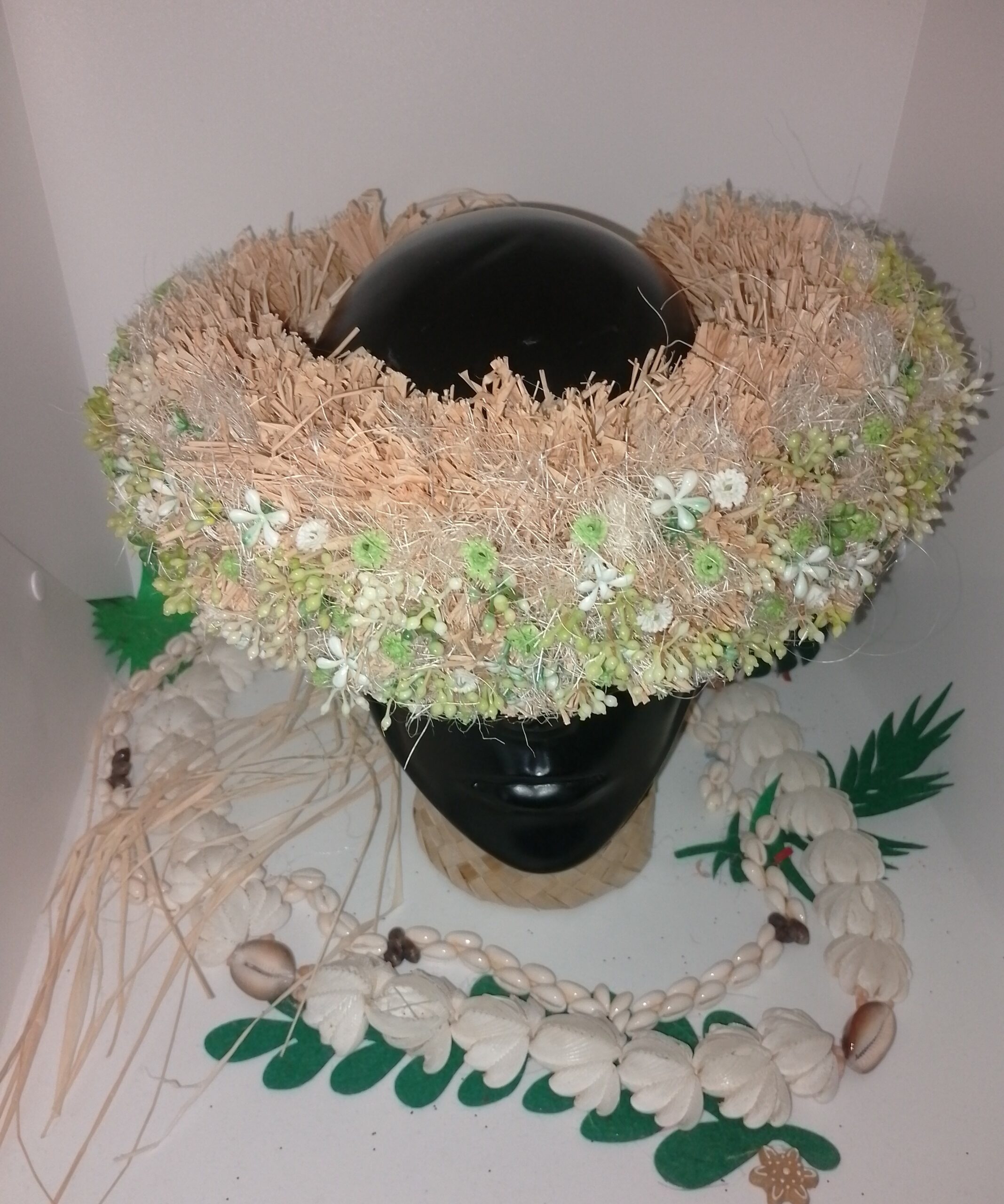 couronne végétale de tête de raphia et sisal avec ornements végétaux et floraux by Vaite.e.Tiare créations