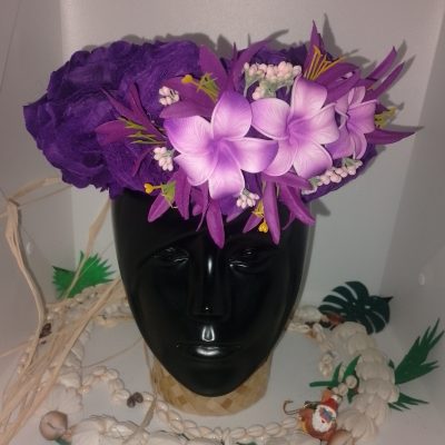 Couronne de fleur violette trois tipanie identiques et lys élancés violets