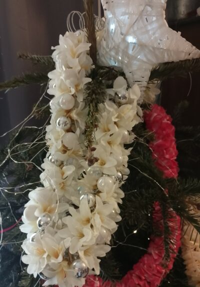 Grand lei de boutons de lys vanille avec déco de Noël by Viate.e.Tiare créations