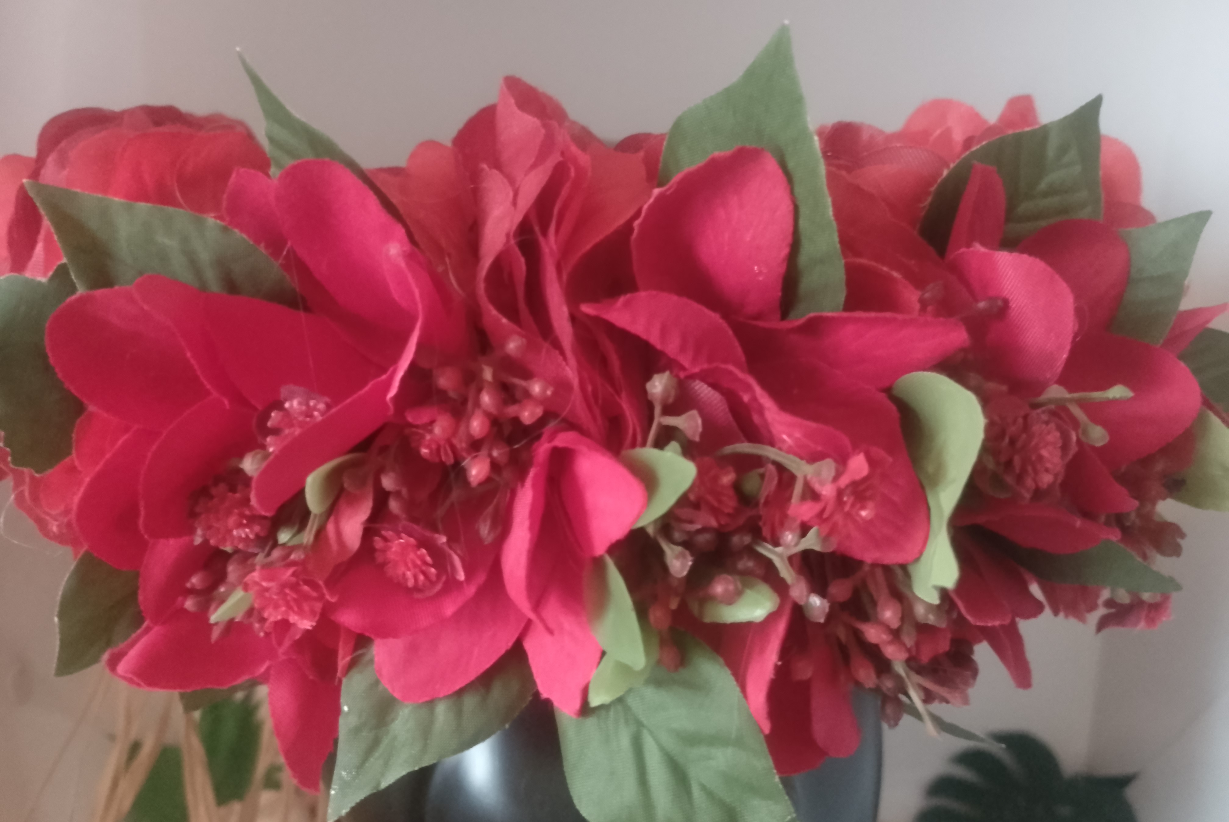 Couronne de fleur  rouge neufs tipanie rouges et gypsophile assortis