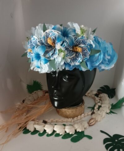 couronne de fleur tahitienne bleue avec trois hibiscus tatoués et deux tipaniers by Vaite.e.Tiare créations