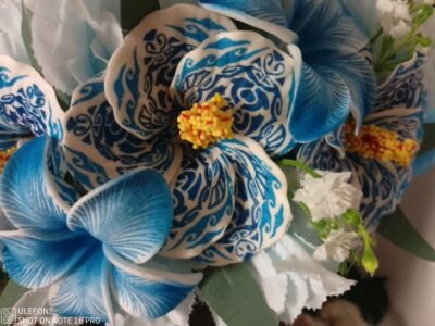 couronne de fleur bleue avec trois hibiscus tatoués et deux tipaniers by Vaite.e.Tiare créations