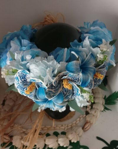 couronne de fleur comme à Tahiti bleue avec trois hibiscus tatoués et deux tipaniers by Vaite.e.Tiare créations