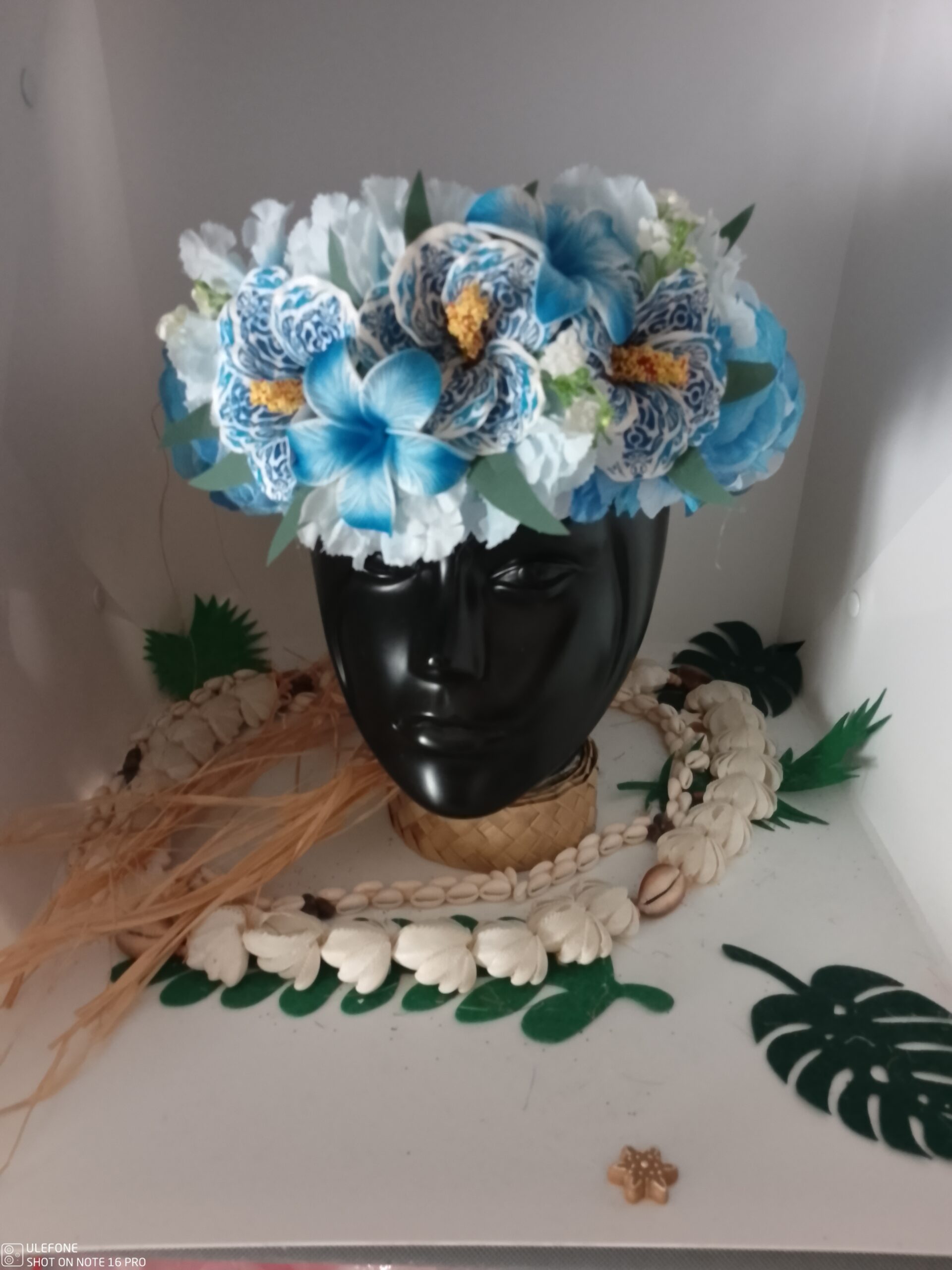 couronne de fleur bleue avec trois hibiscus tatoués et deux tipaniers by Vaite.e.Tiare créations