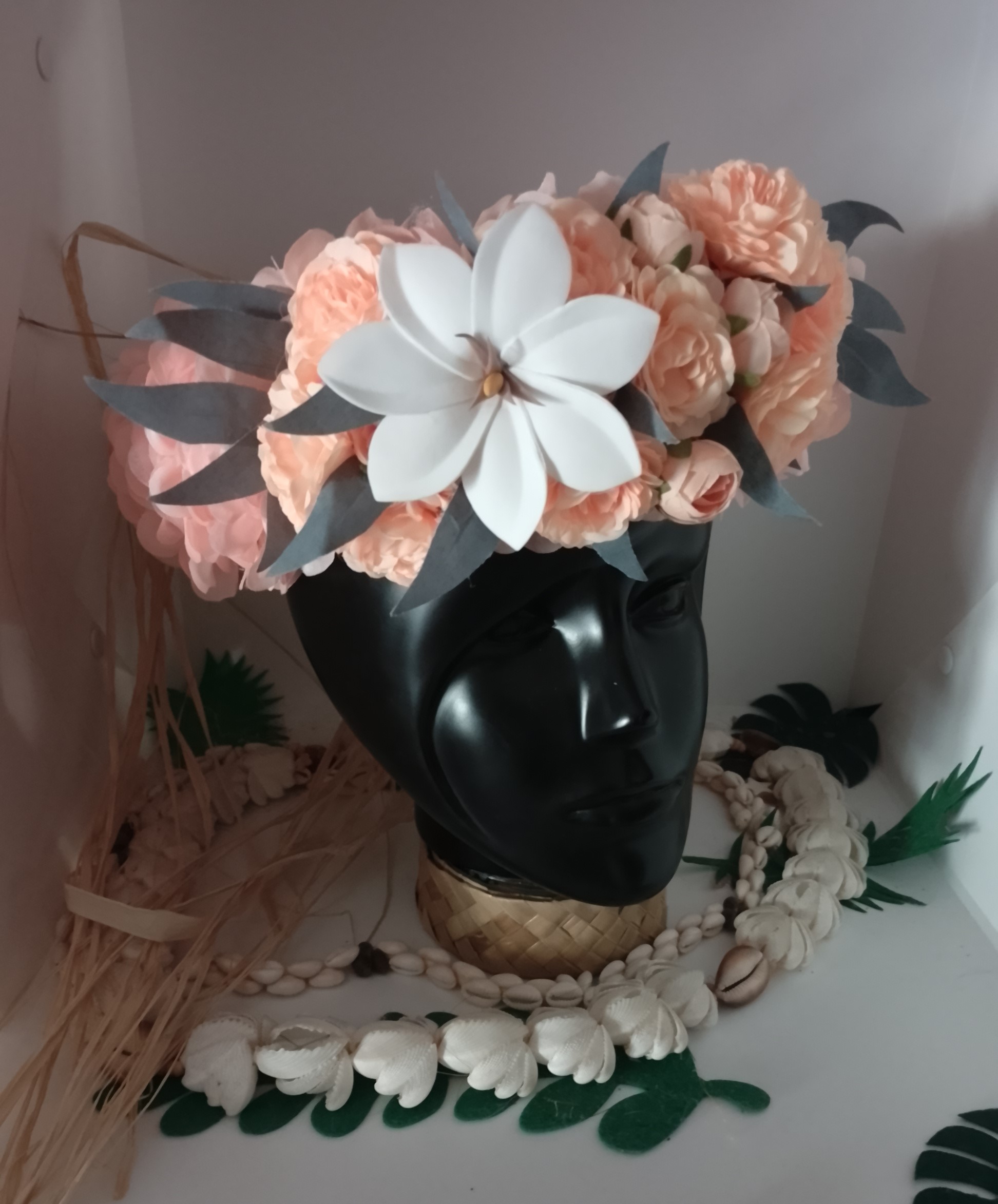 couronne florale de tête corail grande tiare avec mini rose et boutons de roses by Vaite.e.Tiare créations